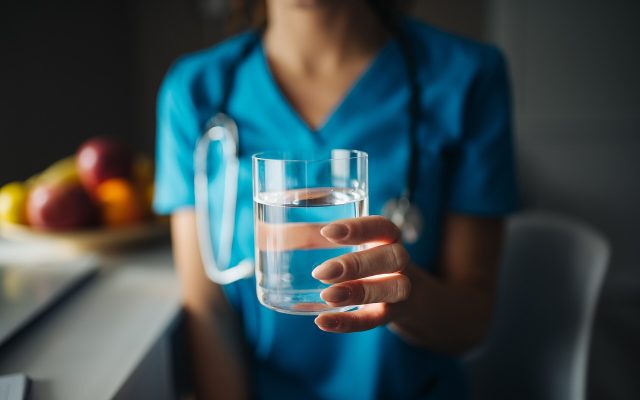 Πόσο νερό χρειαζόμαστε πραγματικά; Οι μύθοι και η αλήθεια πίσω από τα «8 ποτήρια»