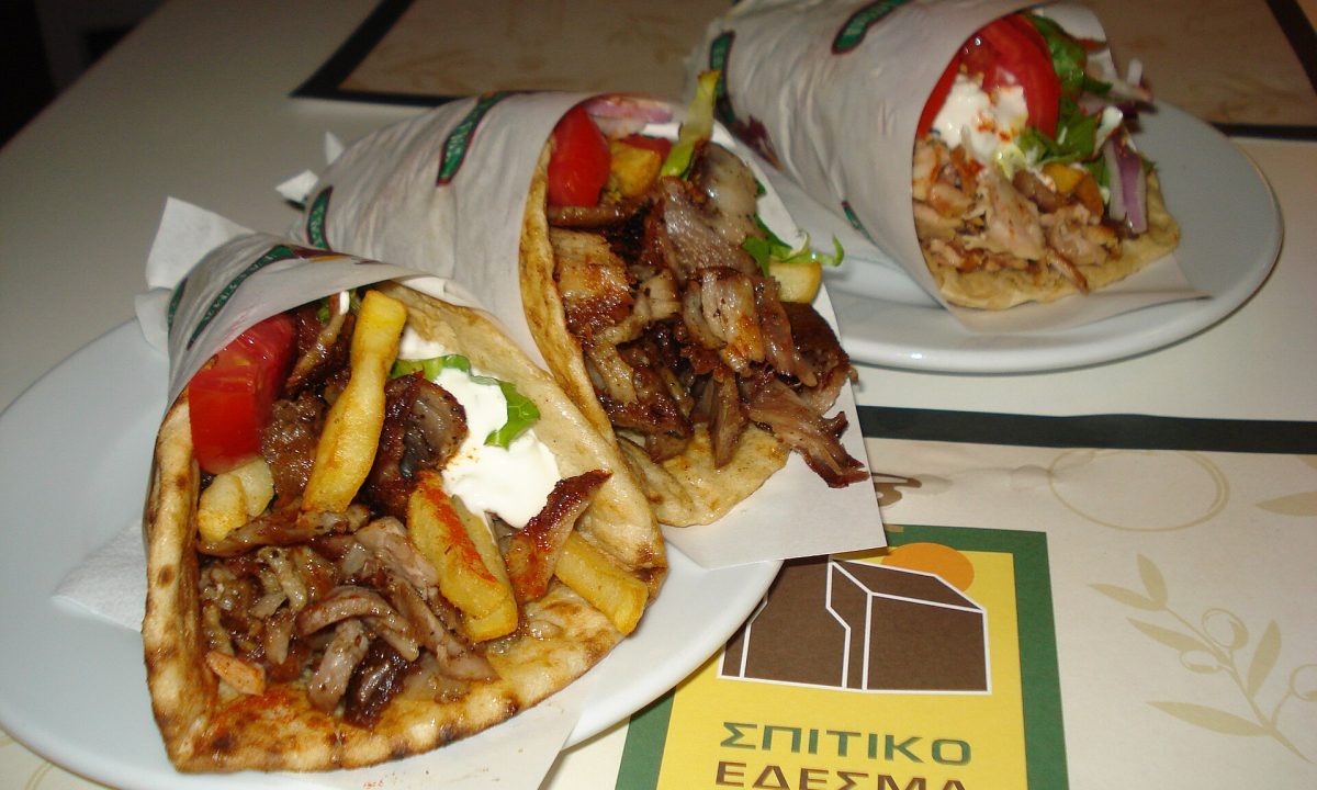 Ελληνικό street food: 8 γεύσεις του δρόμου από το σουβλάκι ως την μπουγάτσα