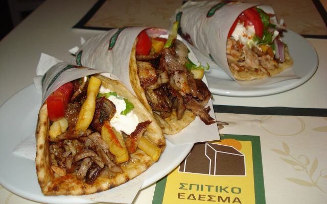 Ελληνικό street food: 8 γεύσεις του δρόμου από το σουβλάκι ως την μπουγάτσα