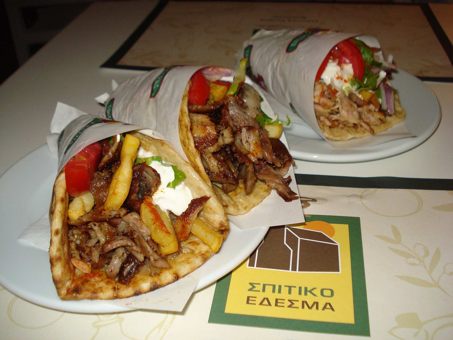 Ελληνικό street food: 8 γεύσεις του δρόμου από το σουβλάκι ως την μπουγάτσα