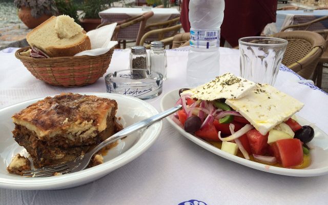 7 ελληνικά πιάτα που οι ξένοι λατρεύουν και η ιστορία που κρύβουν