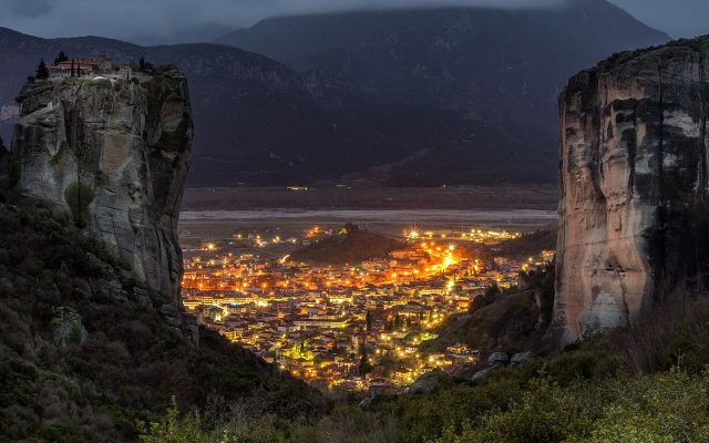 Μετέωρα: ο πλήρης οδηγός για τα μοναστήρια που κρέμονται από τους βράχους