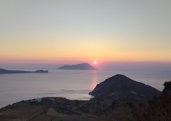 Μήλος πέρα από το Σαρακήνικο: ο οδηγός για ένα αξέχαστο ταξίδι στο νησί των χρωμάτων